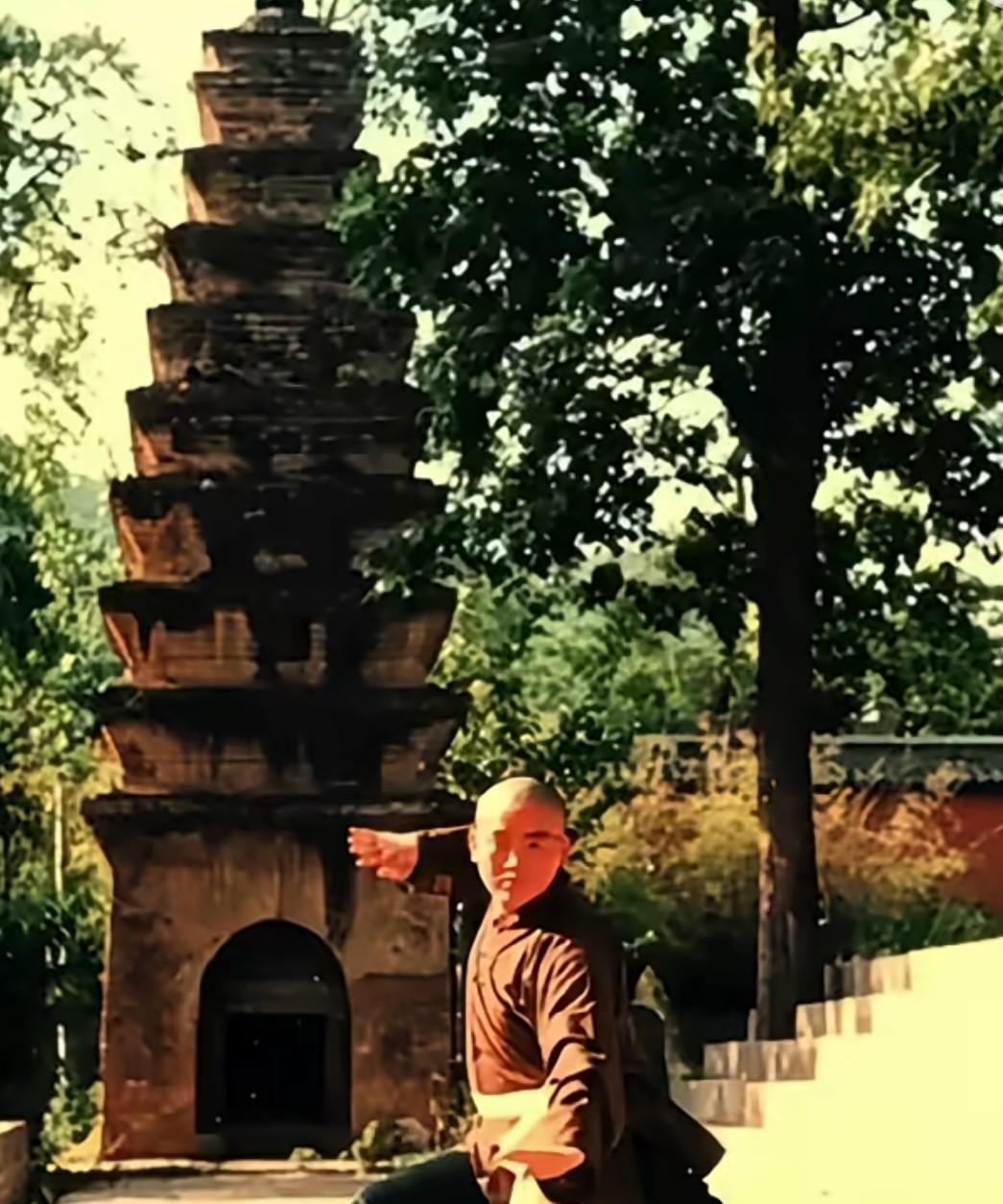 这是释永信早期老照片，看武打姿势像是有功夫的人，李连杰早期说过真相，当初的少林寺