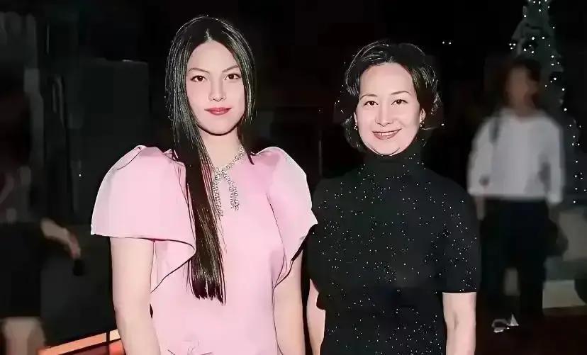 15岁的王诗龄，在博鳌论坛一把搂住64岁的何超琼自拍，配文“有幸同框”。十