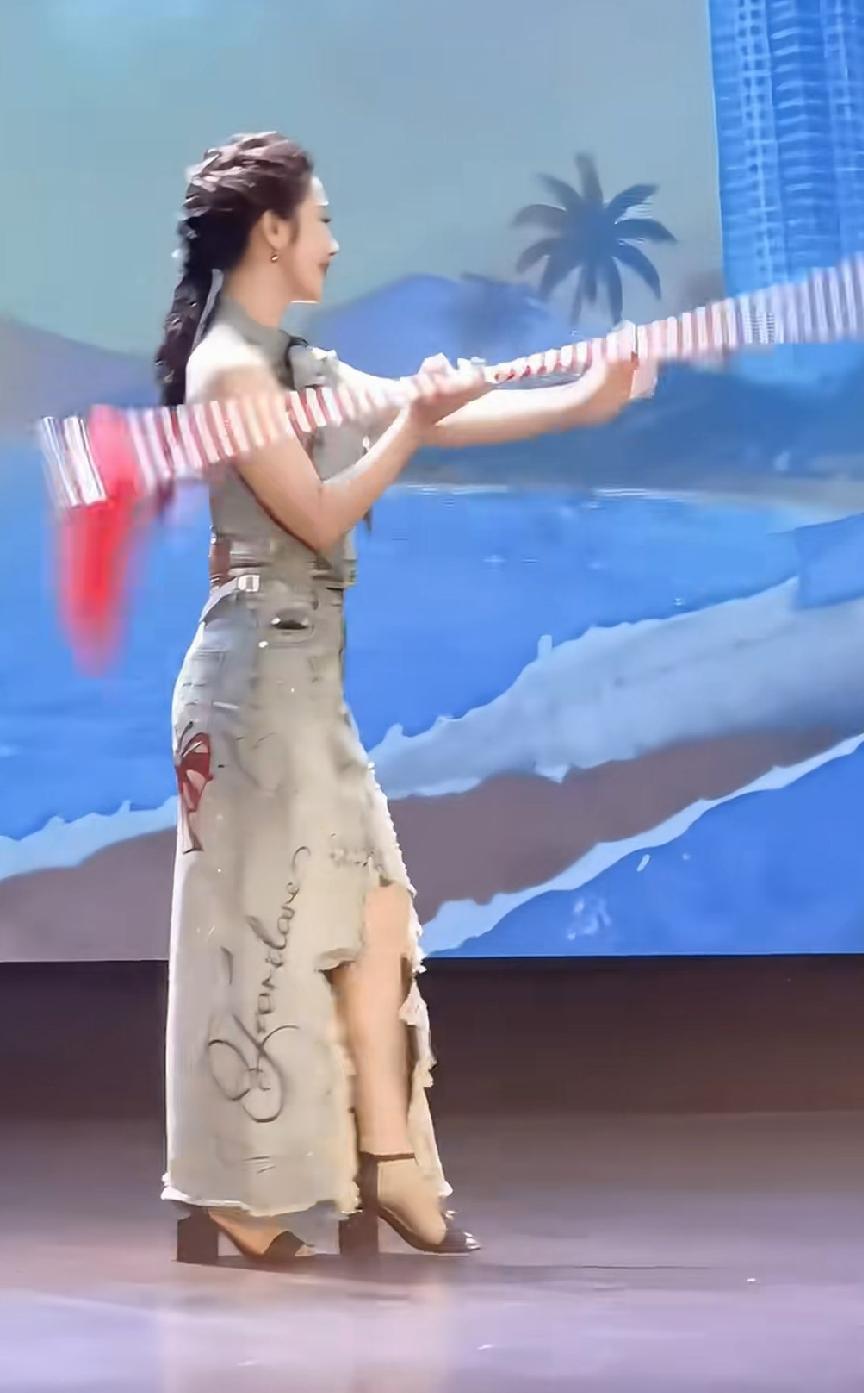 李依晓这刀马旦回马枪耍的是出神入化，到底是学京剧的。