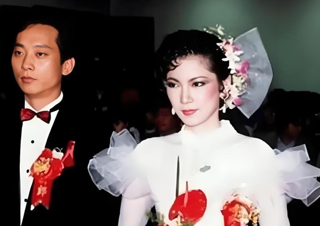 1985年，叛逃至台湾的飞行员萧天润娶了台湾美女主播张德芬，并获得了3000两黄