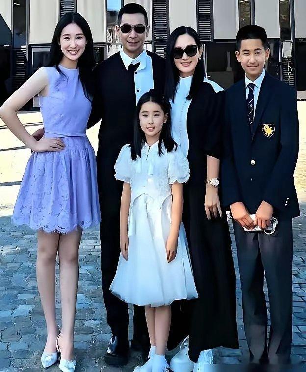 赵文卓老婆张丹露盯着女儿直恍惚：这哪是生孩子，简直是把自己“卓化”了。1米8的大
