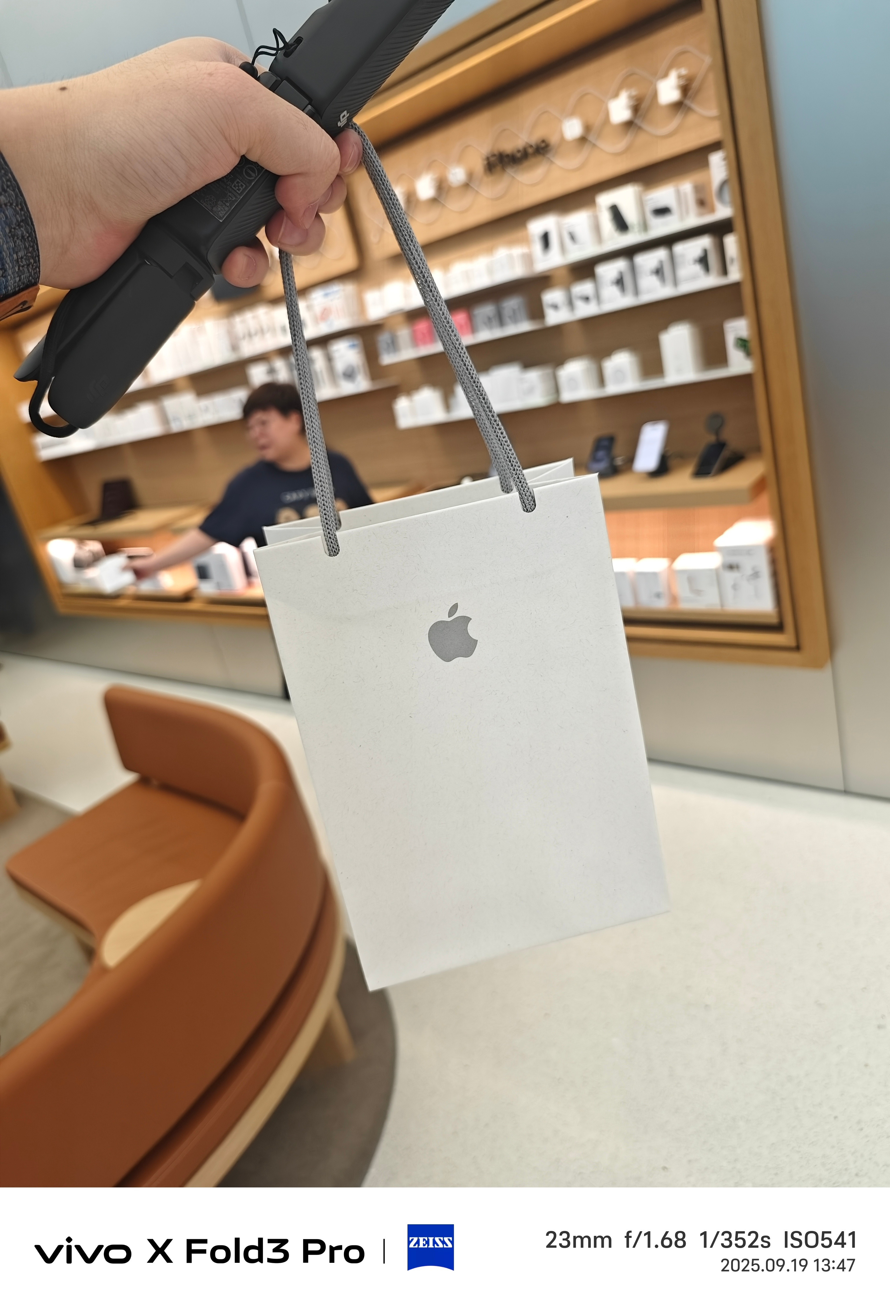 也终于是拿到我的新款iPhone17ProMax了[滑稽笑][滑稽笑]​​