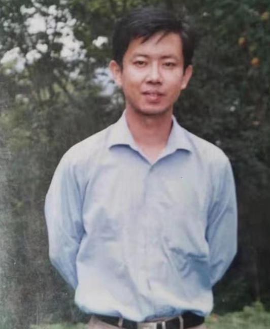 “我宁死也不道歉！”2019年在乡镇执教19年优秀教师，在亲吻自己儿女后，来到长