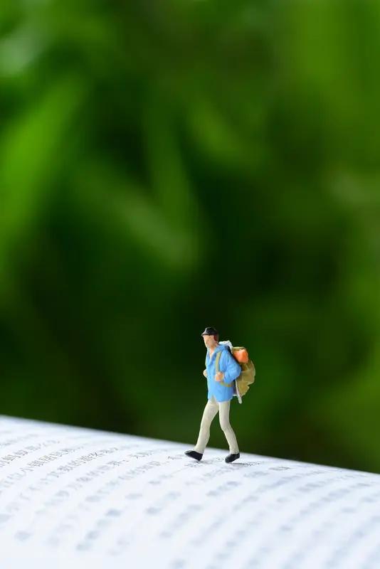 如何与小人往来勤打招呼，少说话；不主动来往，但不拒绝来往；不深交，但不