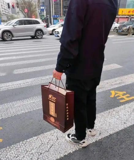 邻居家侄女结婚，男方彩礼就拎了箱酒，姑娘转头就让拿回去办酒席了。亲妈当场炸锅：