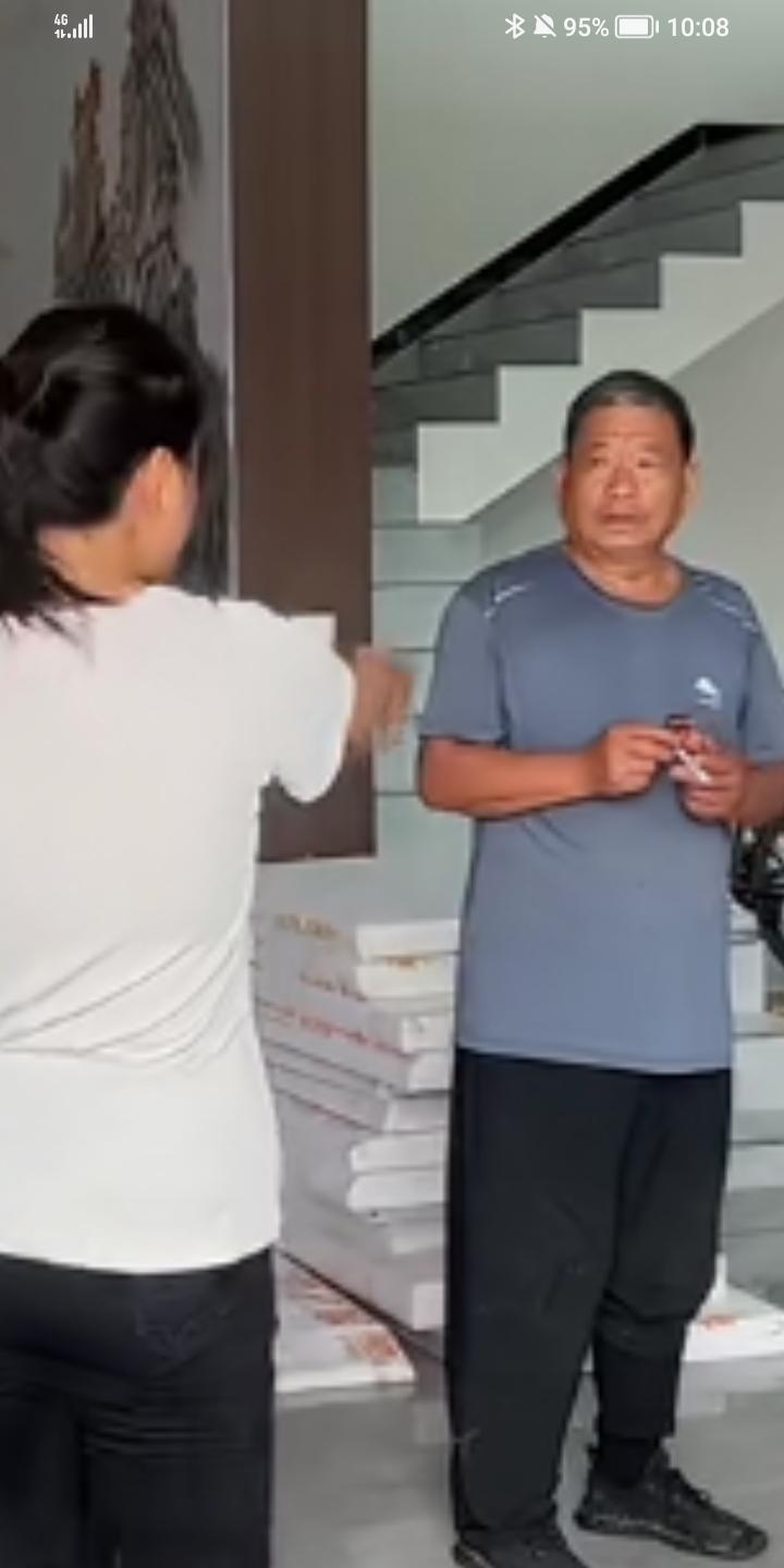 老父亲提着水果去闺女家串门，刚点烟就被女儿当众轰出门，一句“家规不能破”把几十年