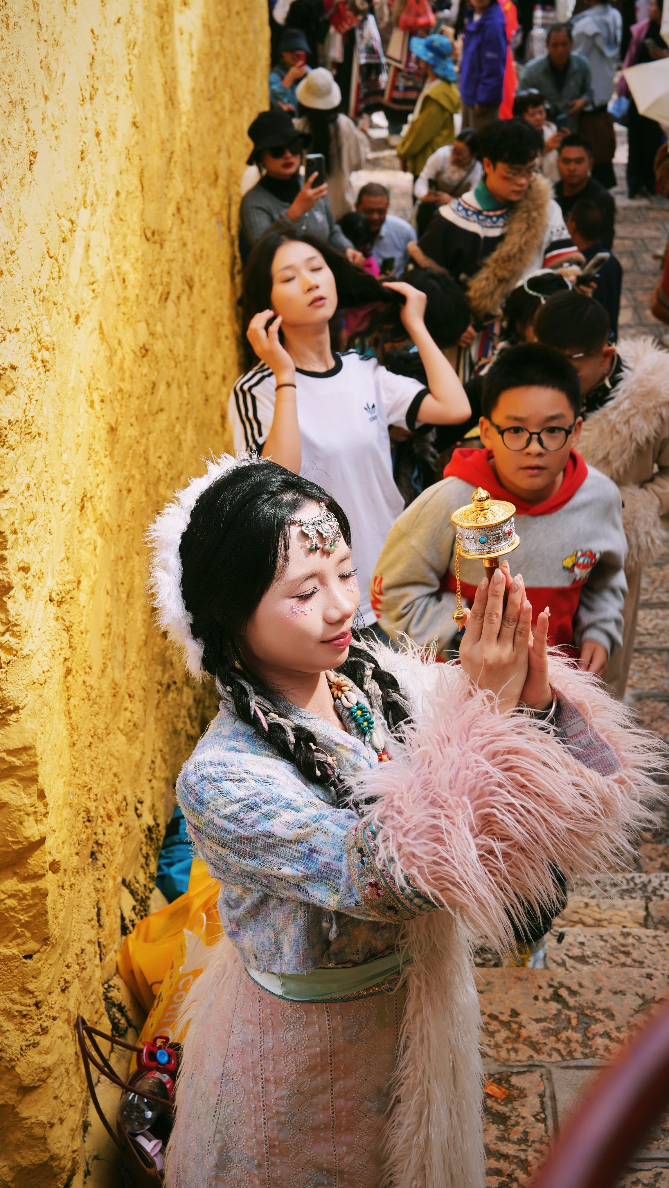 来松赞林寺走走，这儿巨热闹，随手拍了几张，分享给你，很舒服的地儿，下次一定还来[
