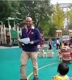 广州天河一位妈妈看到黑人男外教的新闻，晚上为女儿退园。园方解释说外教有证，她说