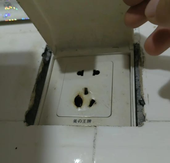 昨天差点被坑了，昨天晚上正在洗澡，突然卫生间墙上插座烧了，今天赶紧打电话让师傅上