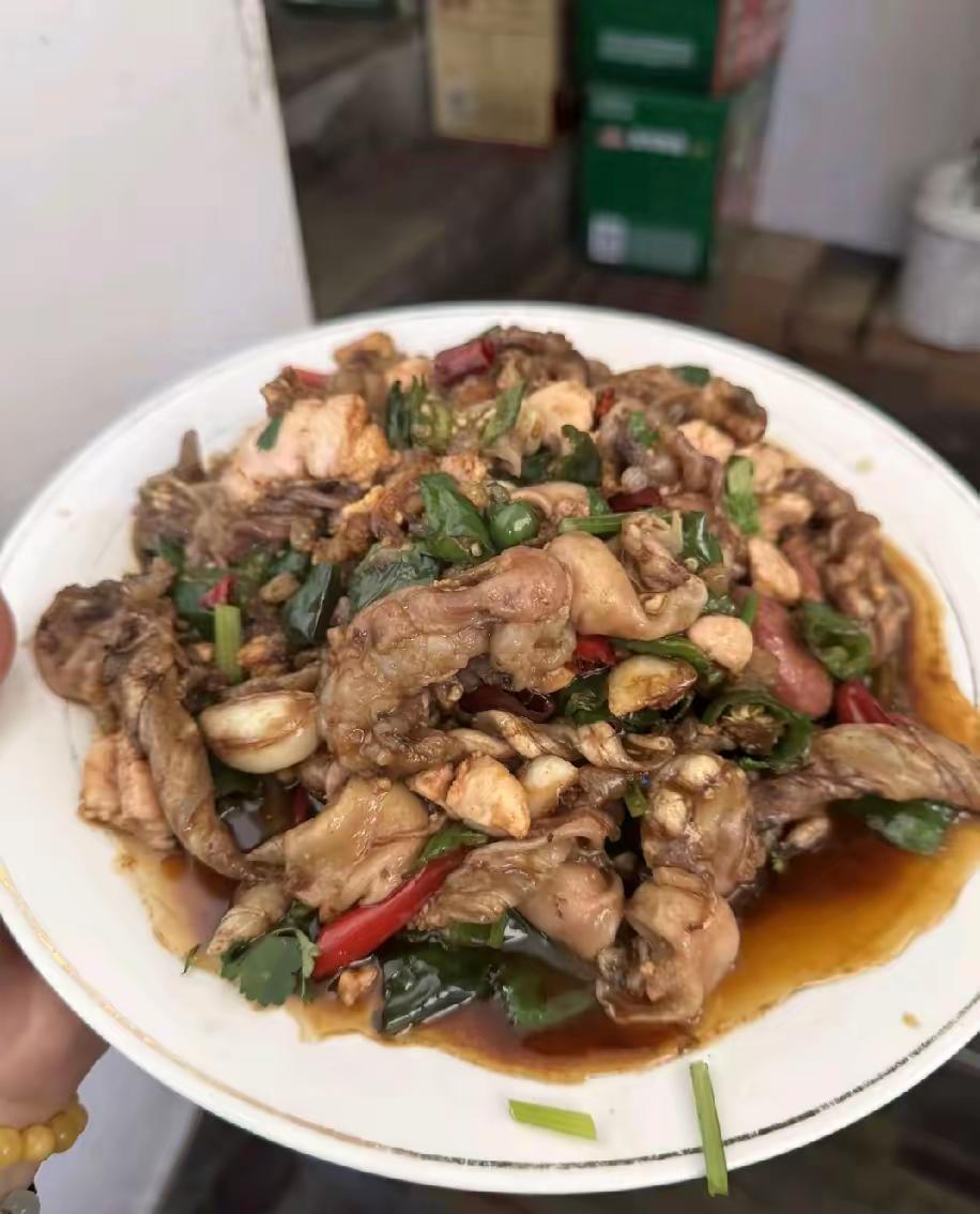 我发现哈尔滨一个有趣的现象，费了挺大劲供出去一个大学生，然后大学毕业后大多数找不