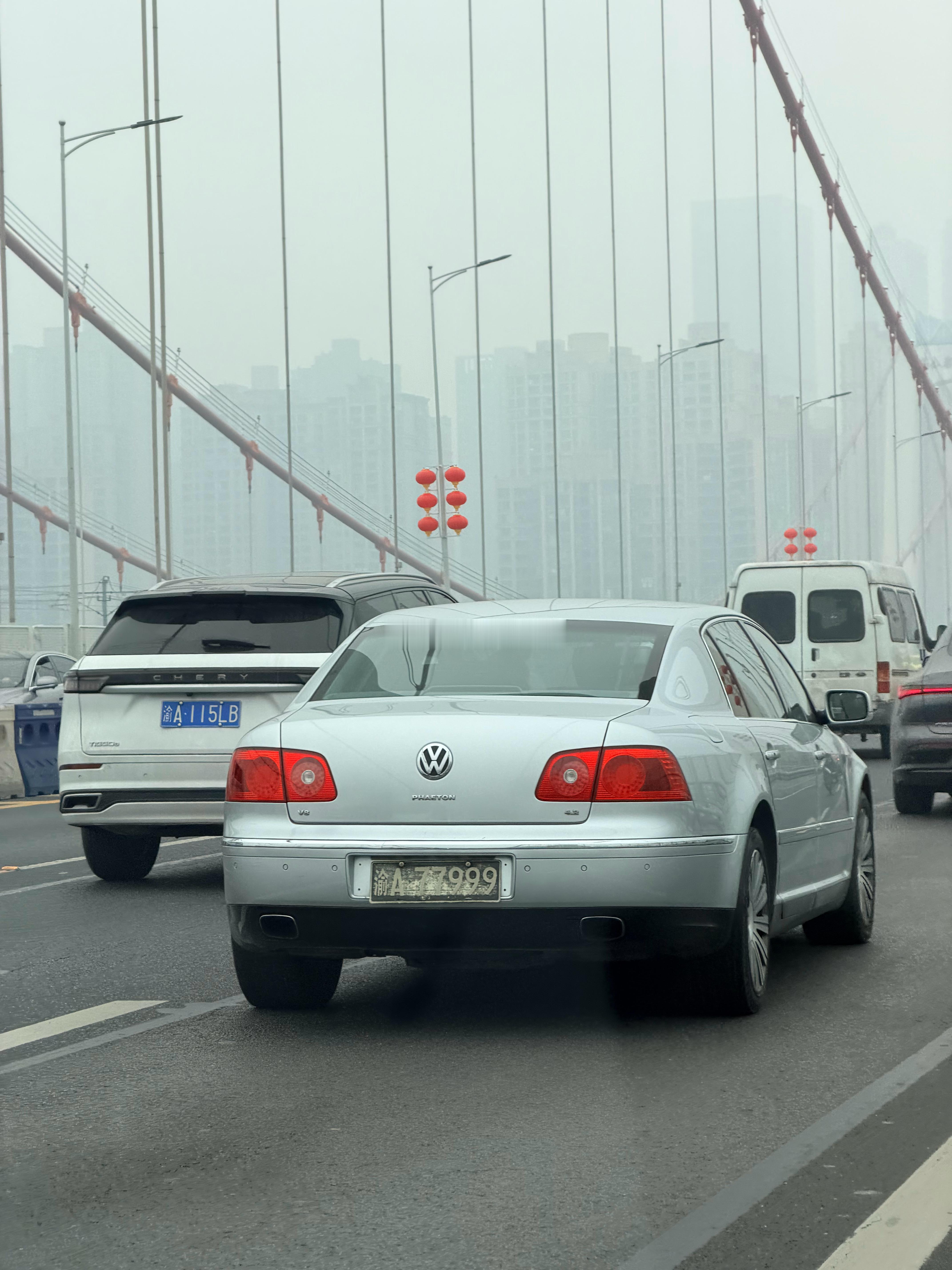 这个车牌是不是违章都录不进去了，近看才看得清楚。