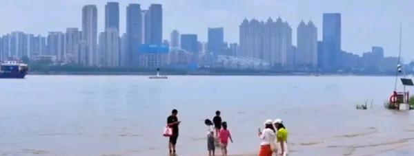 2025年6月26日，受降雨和上游来水影响，长江汉口站水位飙升至22.96米，离