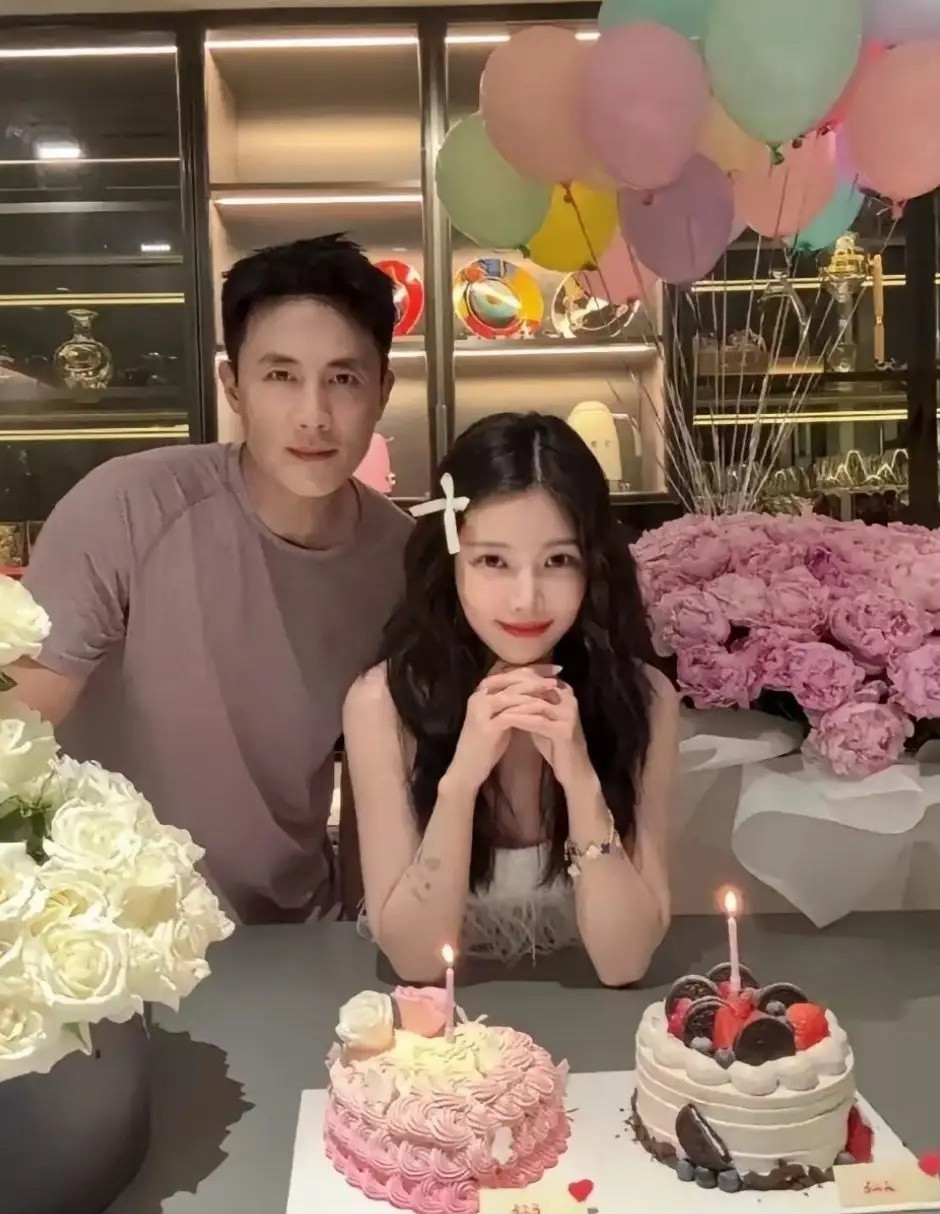 杜淳真的把妻子当女儿养了。看她这状态哪像快40岁的人啊，分明是长发披在胸前，忽闪