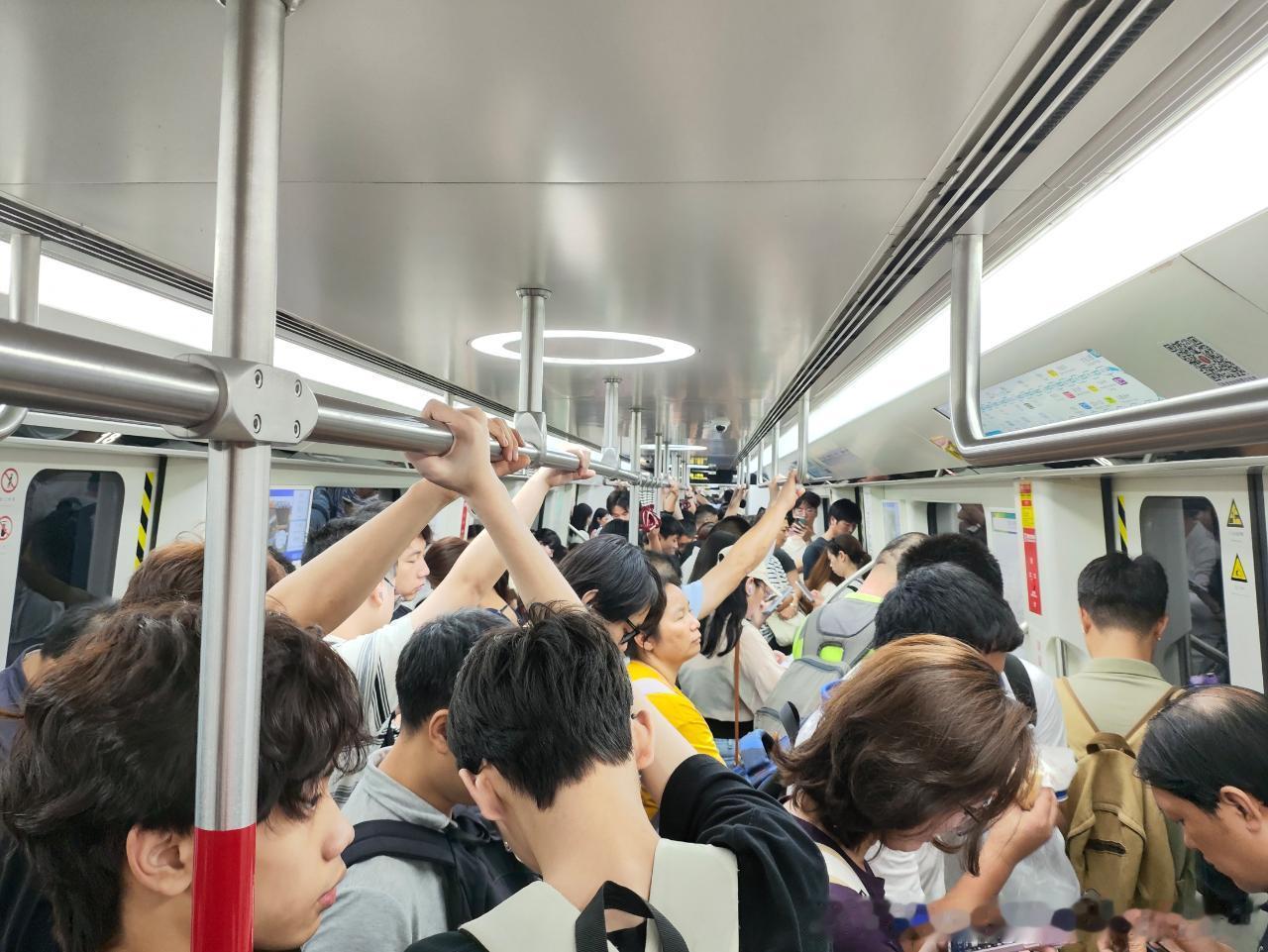 广州地铁网友：2026年4月27日（周一，广州阴，21-30℃）广州地铁晚高峰叠