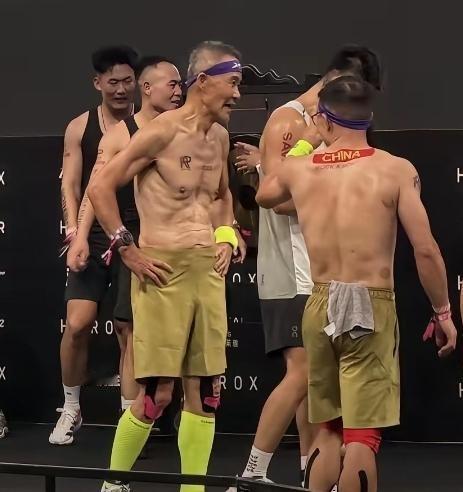 75岁站上高强度比赛场，王石把上衣脱了。有人盯着他松下来的胸肌和不再挺拔的身形，