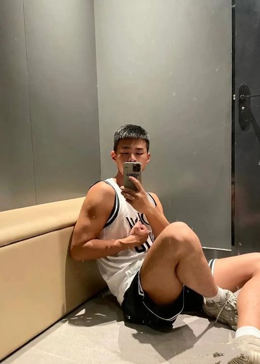 生活中还真有不少爱臭美的人，就像我看到那小子，看手机的时候还不忘摆姿势练肌肉，估