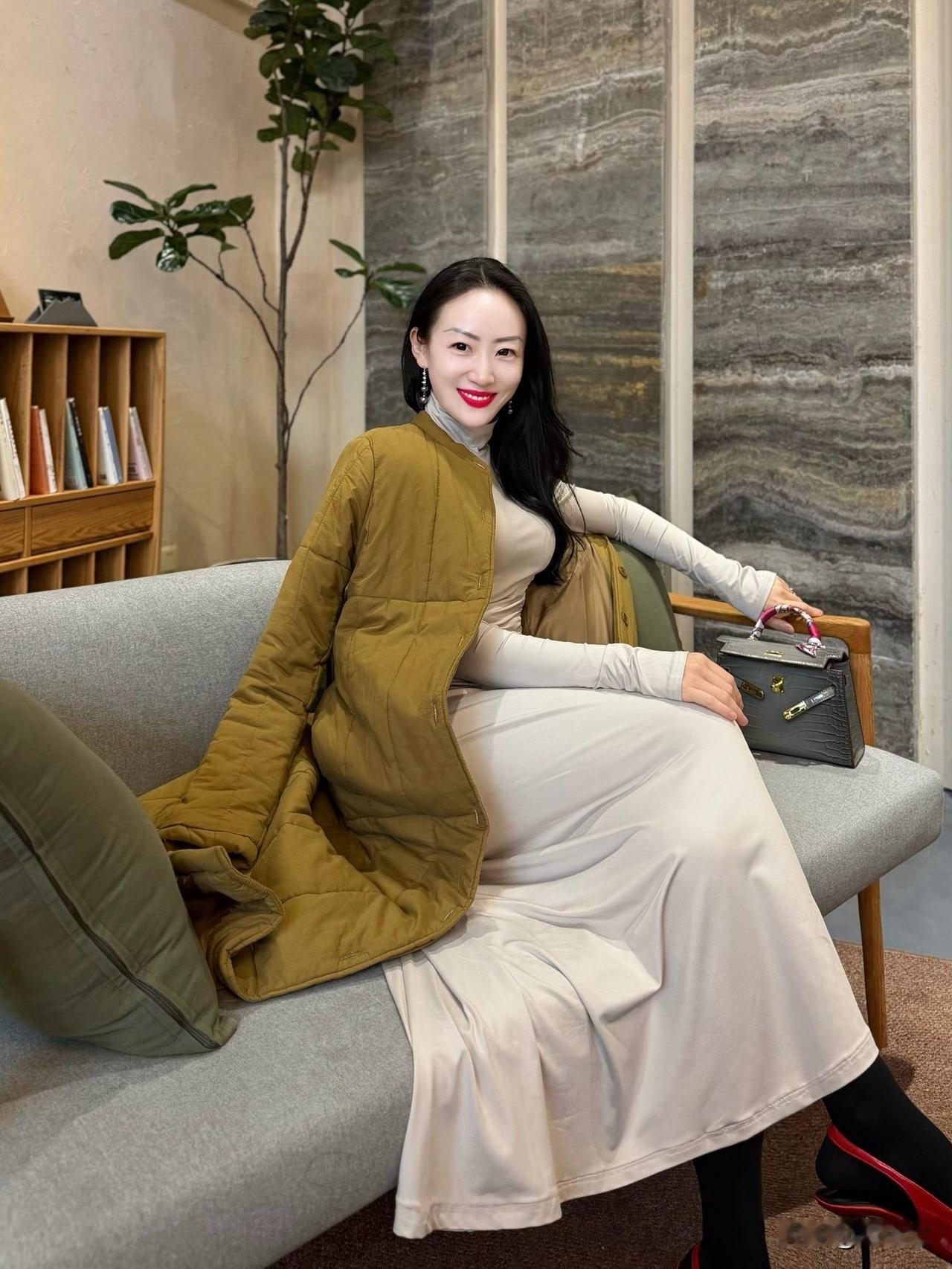 优雅气质穿搭，浅色系套装搭配驼色外套，尽显时尚与温柔。