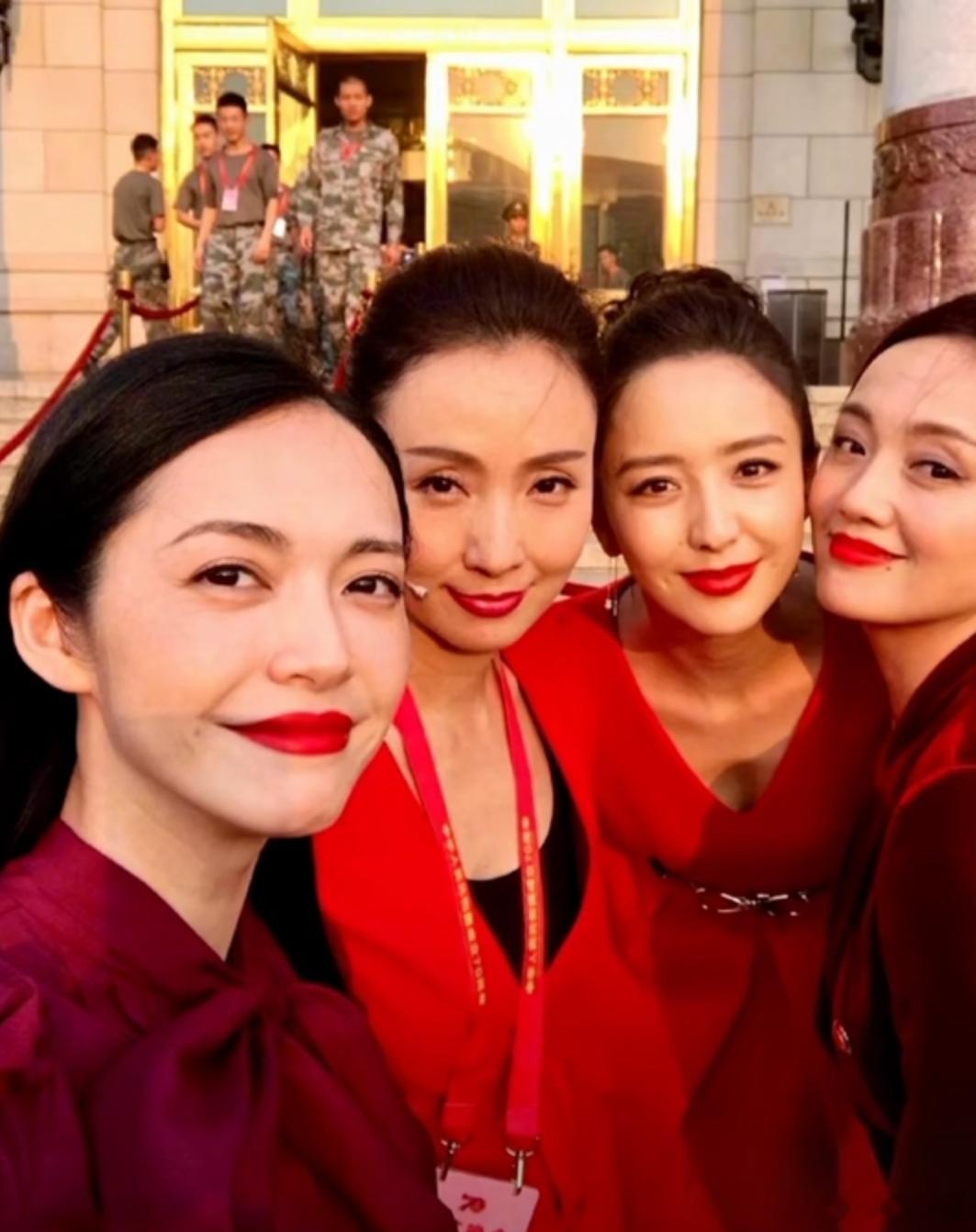 姚晨佟丽娅小陶虹朱媛媛等人合影，四朵金花现在少一人了​​​​