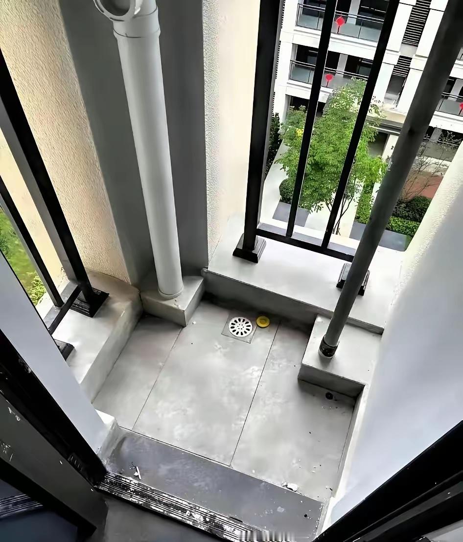 果然是良心开发商啊，赠送了这个迷你区域，洗衣机放不进，柜子也不好打，就连宝宝的洗