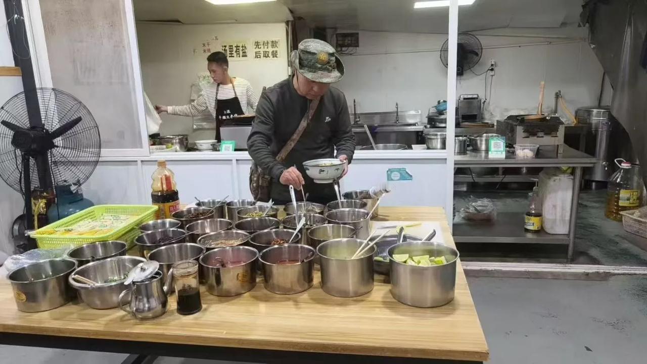 我两个多月没吃牛肉了，他们刘娘早上说，老头子，能不能拉拉馋，去曼沙小市场买斤牛肉