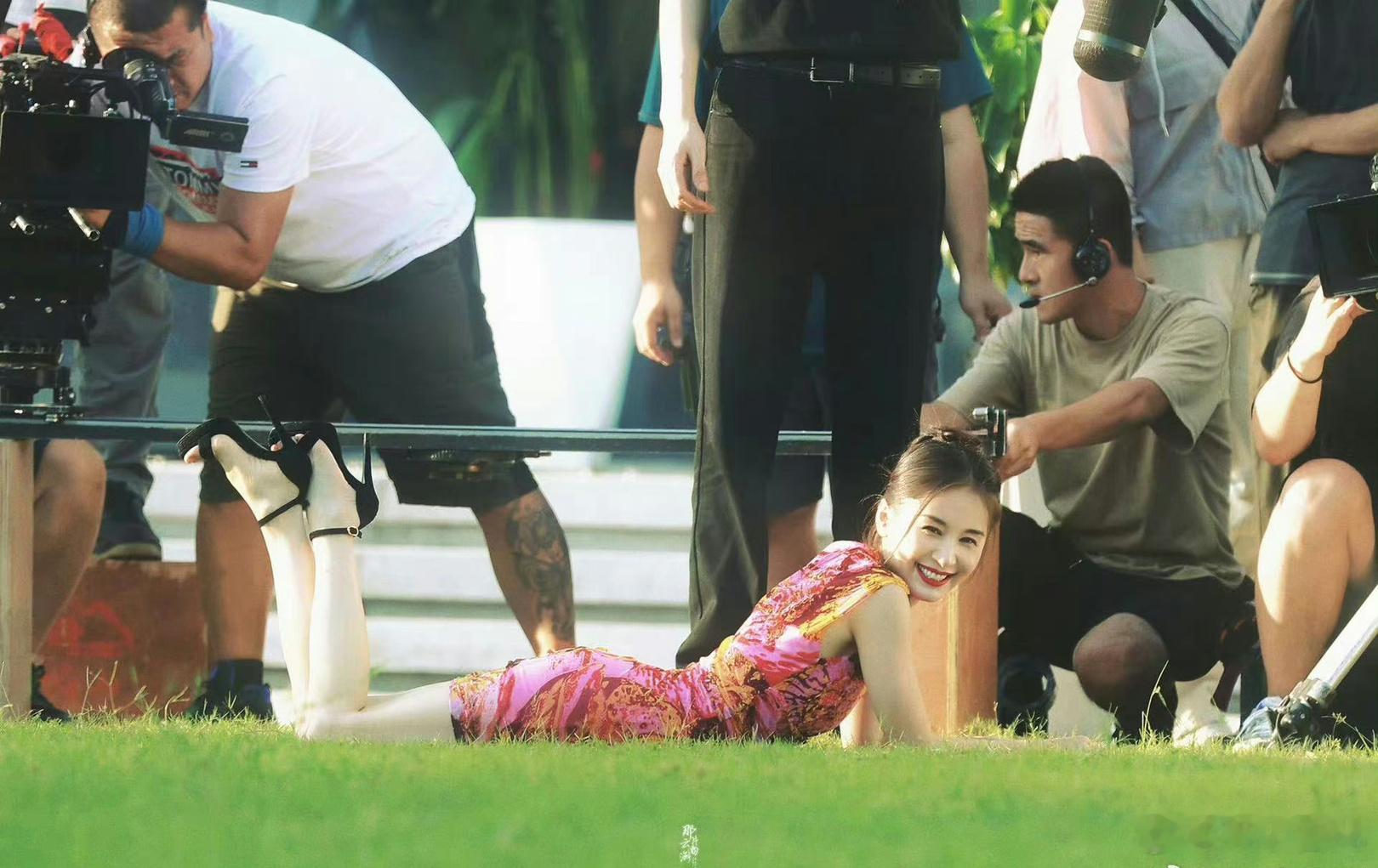 剧还没播先吻上王子文💫王子文的氛围感真的绝了！不用刻意靠近，那种天然的暧昧张