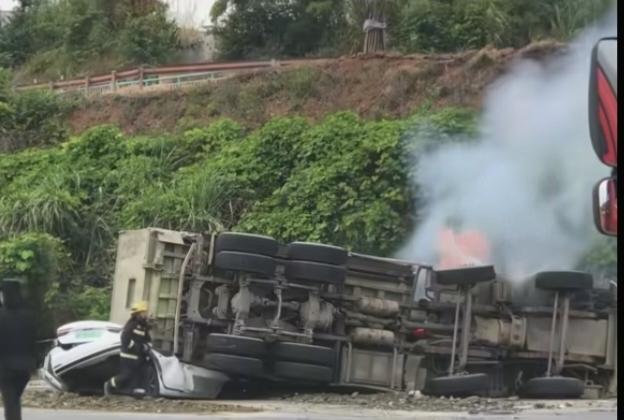 1人不幸死亡，1人重伤！成都一辆渣土车侧翻，压扁一辆网约车！2026年4月3