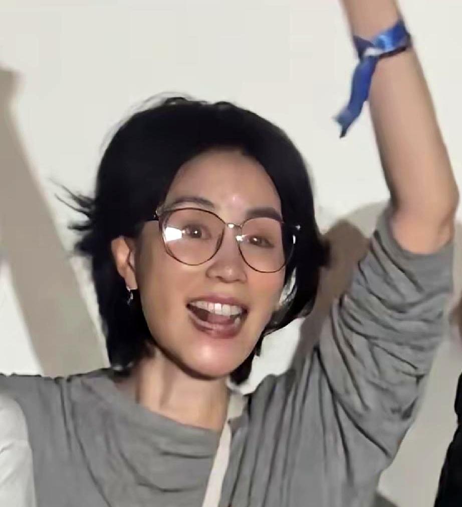 灯一暗，掌声一涌，那英的演唱会里星光扎堆。当大家忙着拍王菲的手机壳、在宋丹丹那