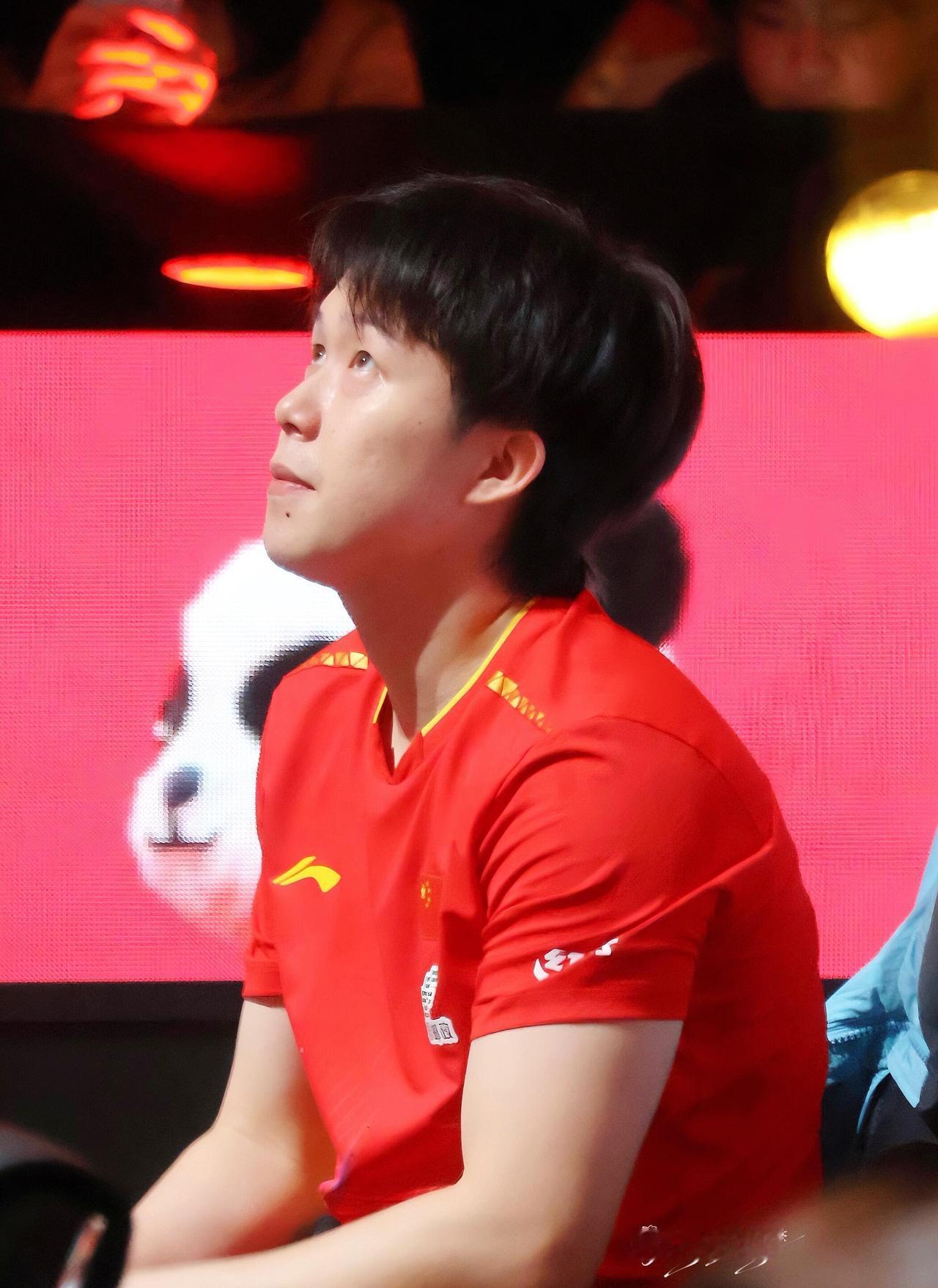 王楚钦的“逆境坚守”，是一部从摔拍少年、伤病缠身、奥运崩盘、舆论围剿，到独守半区