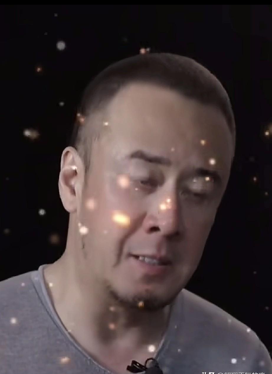 杨坤喊“打开格局”。网友秒回他2010年原话：“刀郎让华语乐坛倒退十五年。”