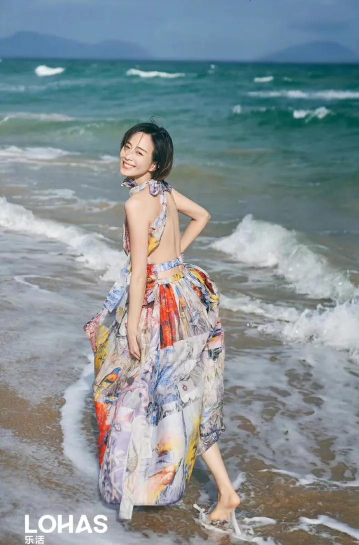 张钧甯看着不仅气质十足，而且她的背是相当美感，若单从在美背方面来看，她在亚洲女星