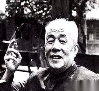 满院子的军统特务，手都按在枪上。就等一句话。领头的指着我，问我身边那个才17