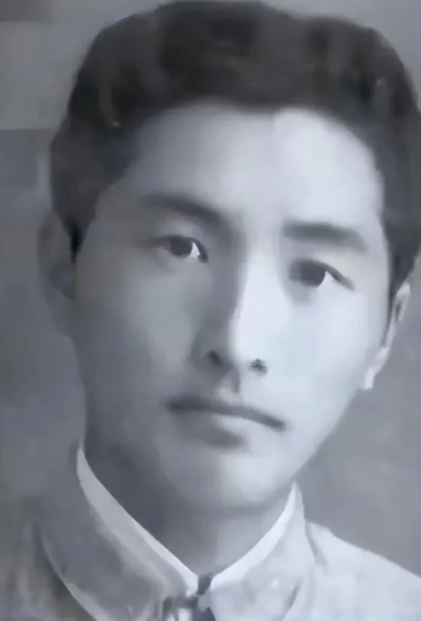 1988年，台湾老兵携妻女回家看望原配妻子，原配妻子在看到老兵以后，直接打开大门