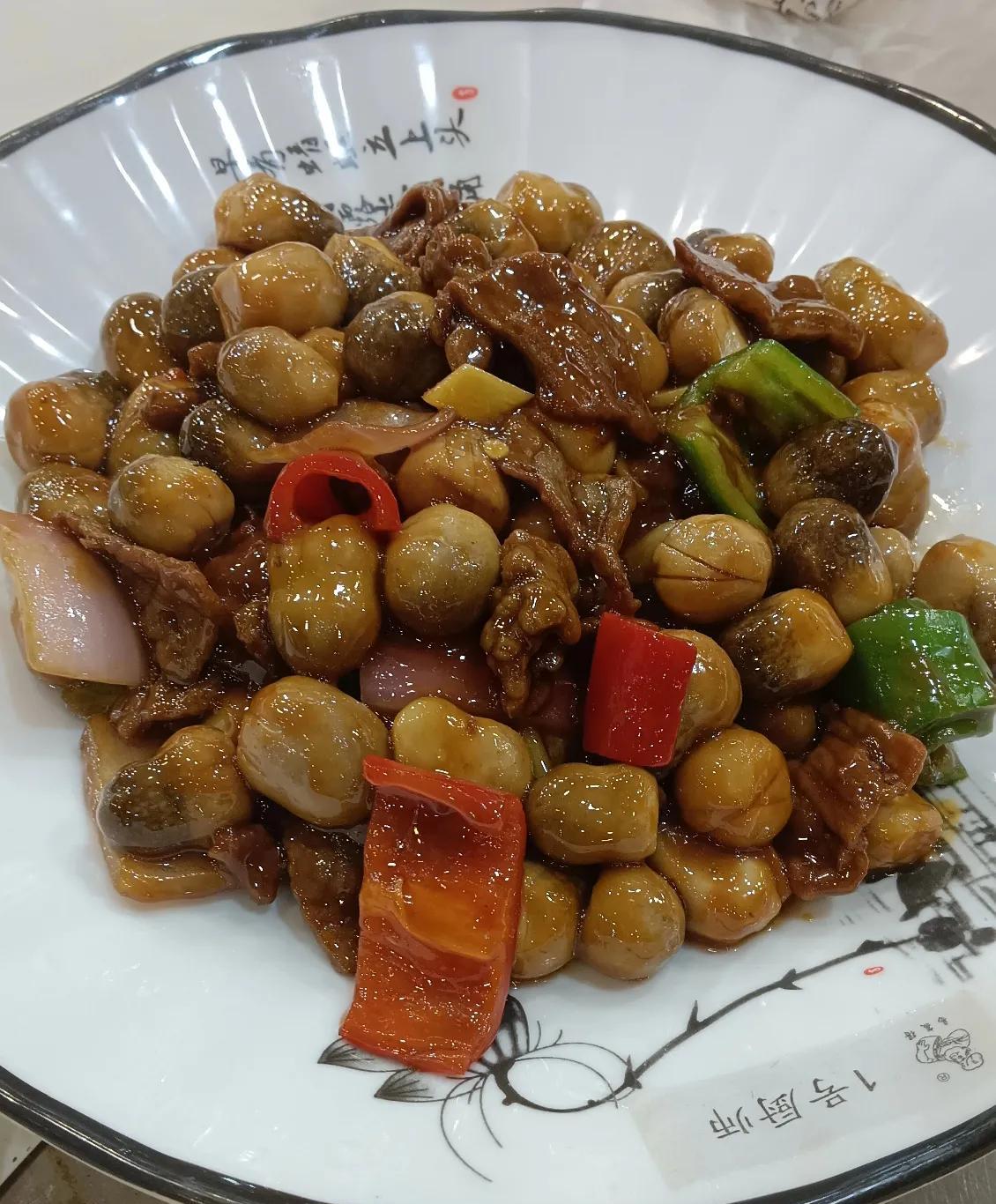 晚饭大亮让我点菜，我说除了板凳腿咬不动，我不挑食。大亮把菜单递给我，“随便点一