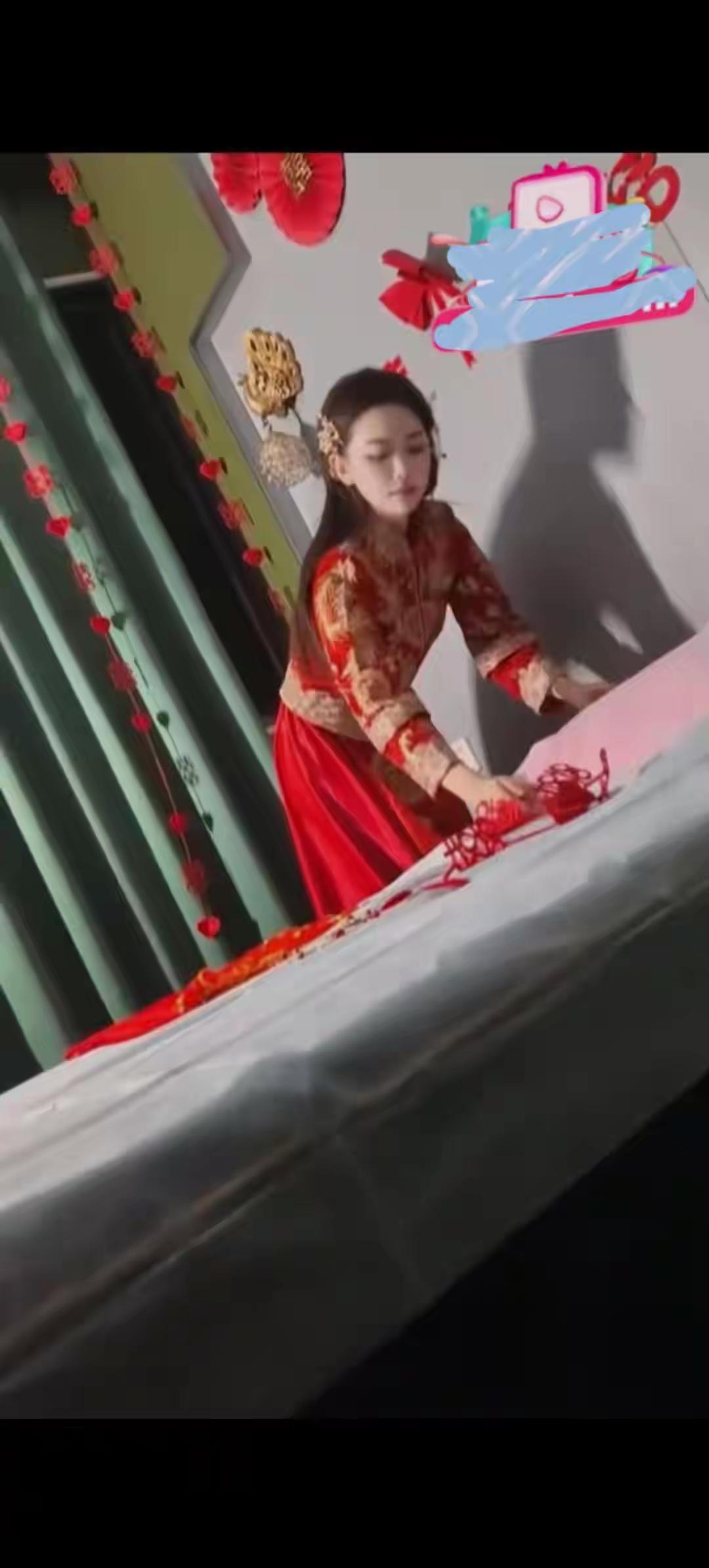 太原这次真是让人开了眼。日月潭足浴店弄了个婚礼主题SPA，技师穿婚纱扮新娘，