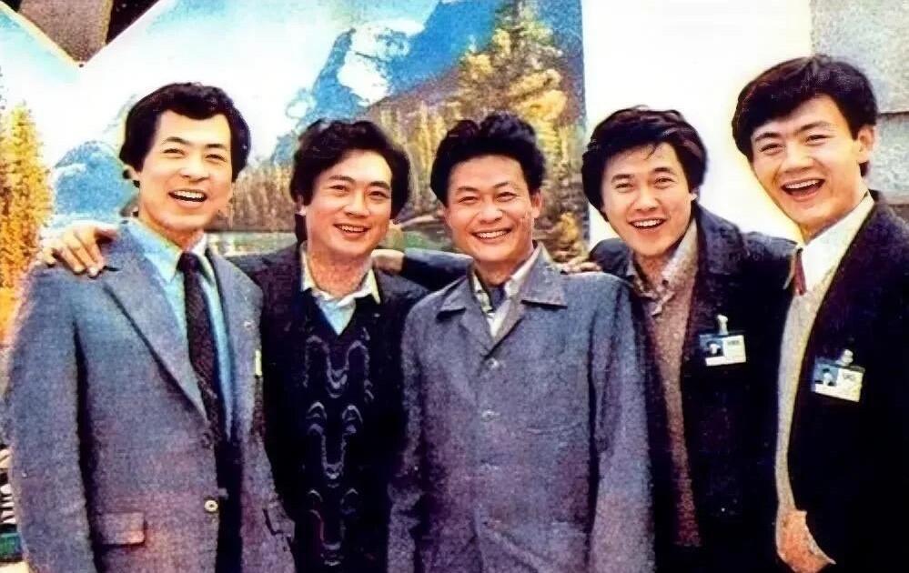 这是拍摄于80年代的一张老照片，那个时候男演员都很帅气，即使没有化妆，只穿平常的