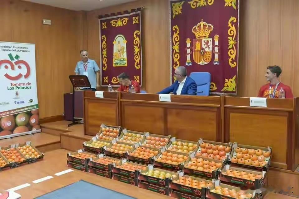 西班牙球员获得世界杯冠军，回到家乡得到了惊人奖励——一堆番茄🍅在成为世界冠军