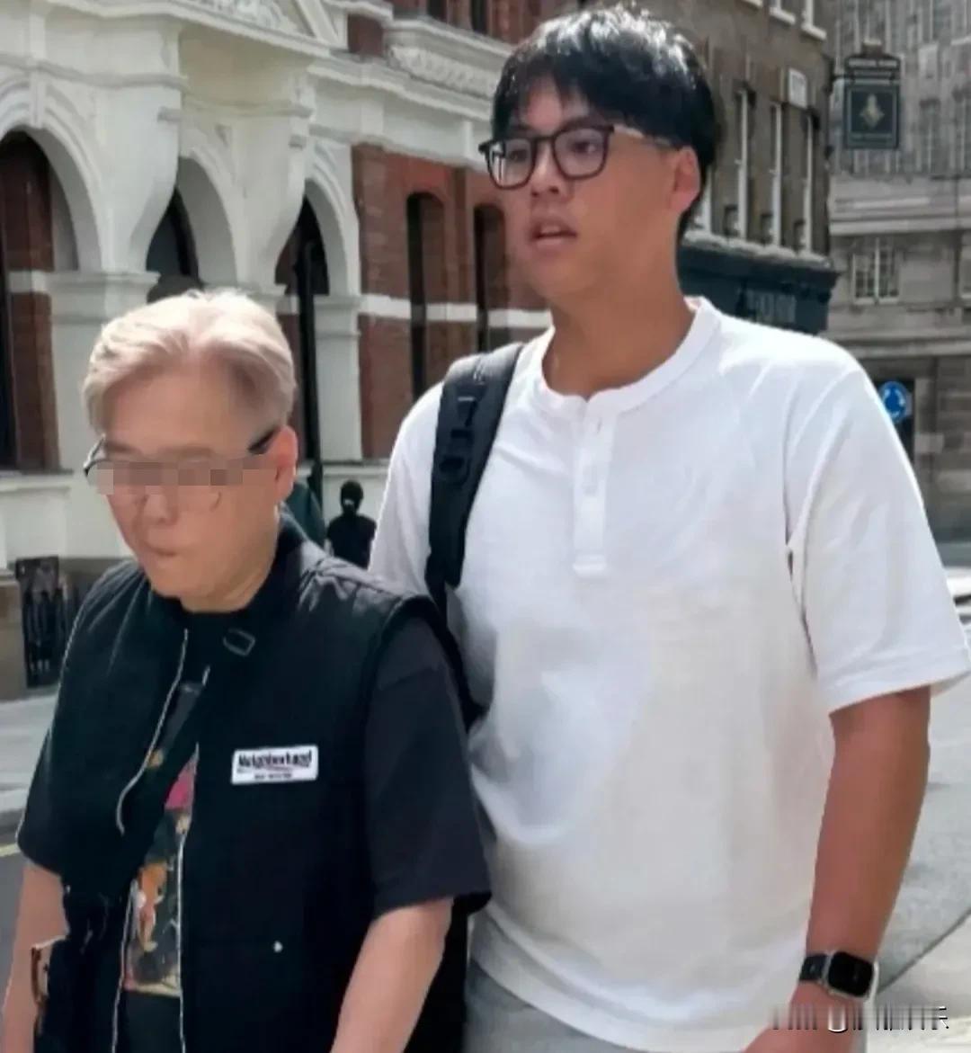 李嘉欣15岁儿子近照！半年内颜值反复横跳，到底长得像爹还是妈！8月30日