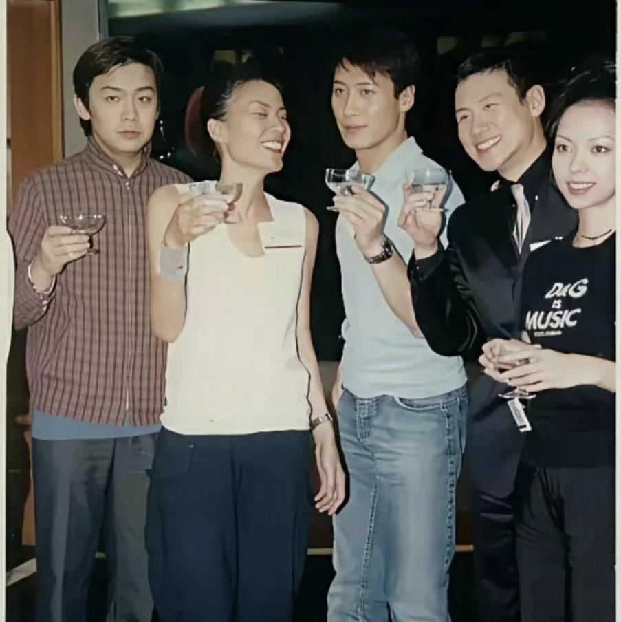 张学友黎明王菲张惠妹，两王两后合影，这并不稀奇，但让人好奇的是，最边边上能和他们