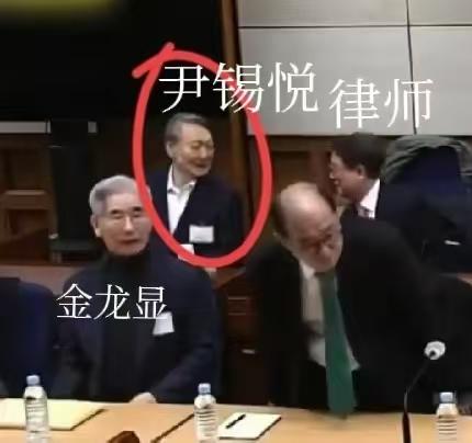 表面淡定内心慌！尹锡悦内乱罪宣判现场曝光，8人团伙全栽了！真要夸一句心理素