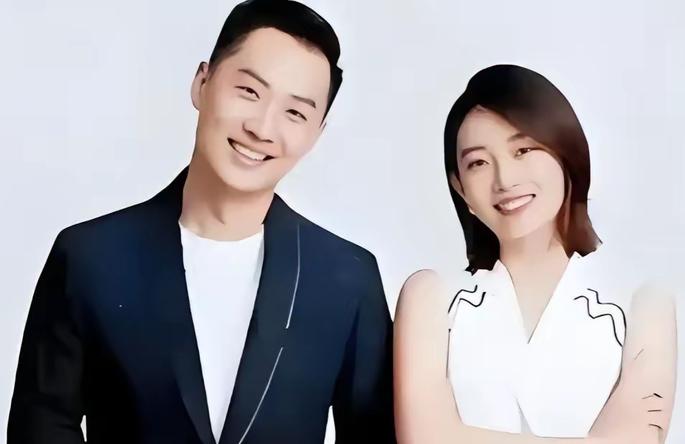 北大毕业的央视主持人舒冬，妻子刘若清在《狂飙》里演女警，两人隐婚11年，儿子已经