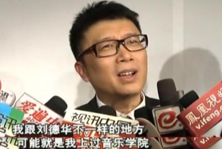 2011年，庞龙在北京开演唱会，和刘德华的演唱会撞了，记者问道：你怎么和刘德华比