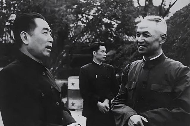 1913年,24岁的李四光走进银行,从手帕里拿出一根金条。还没等他说话,身后的大