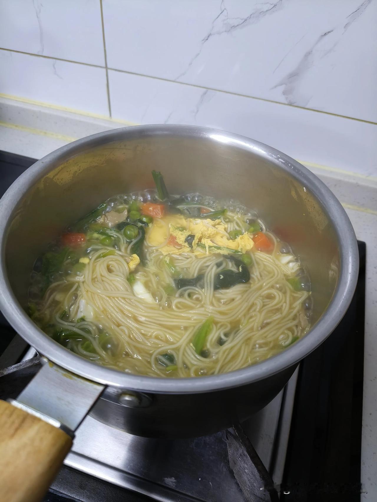 我最近很喜欢一句话，分享给大家:再大的事，吃饱了再说。没有谁的生活会一帆风