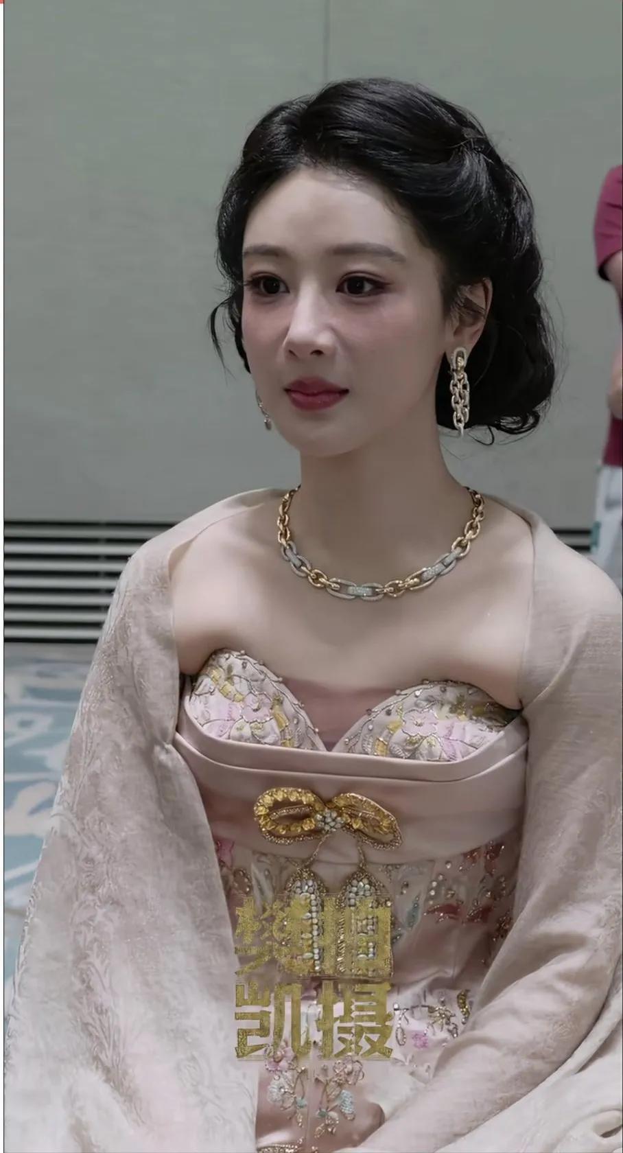 多亏了白玉兰奖视后杨紫，现在大家都知道这个高定品牌很“戳人”了。只不过，名声