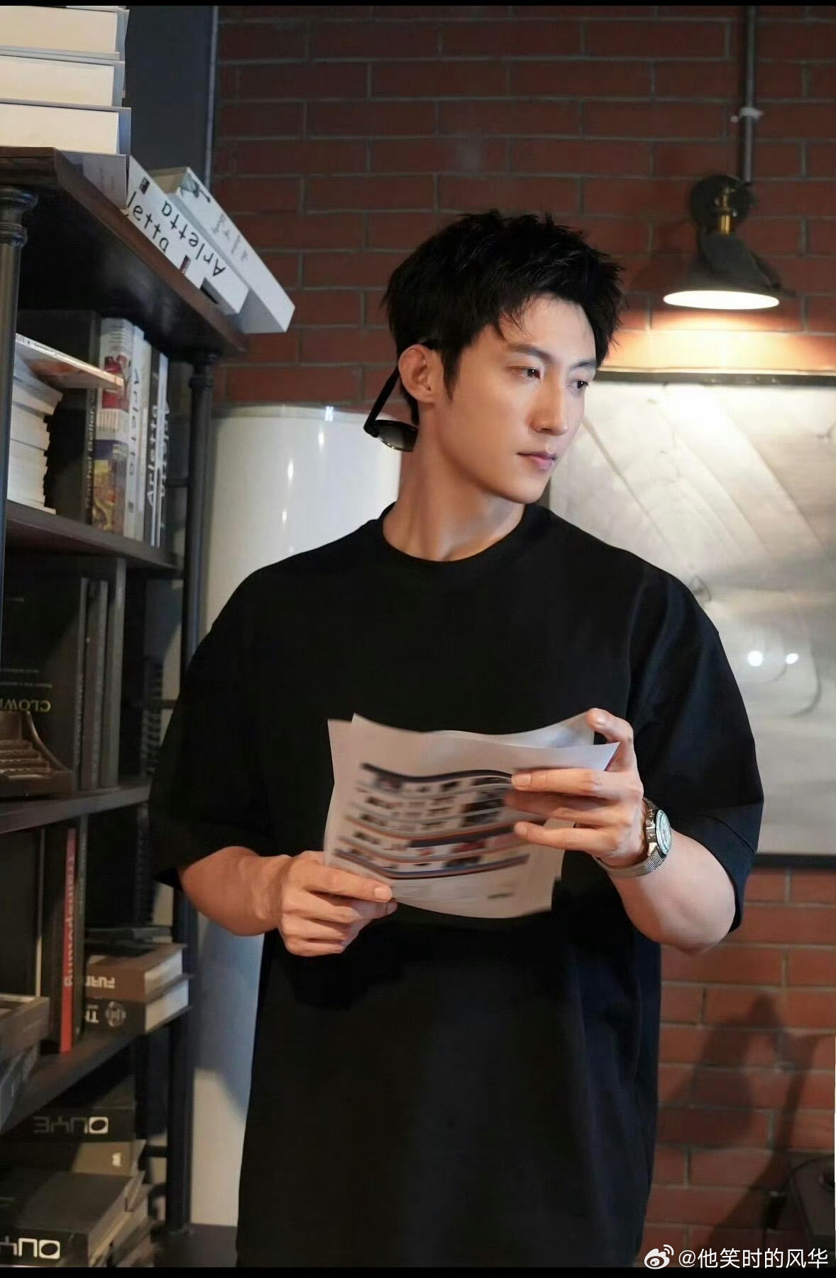 黄景瑜吃货小连招别人吃饭直给，他先来段“前摇”！润喉糖喂不准太可爱，饼干先品鉴