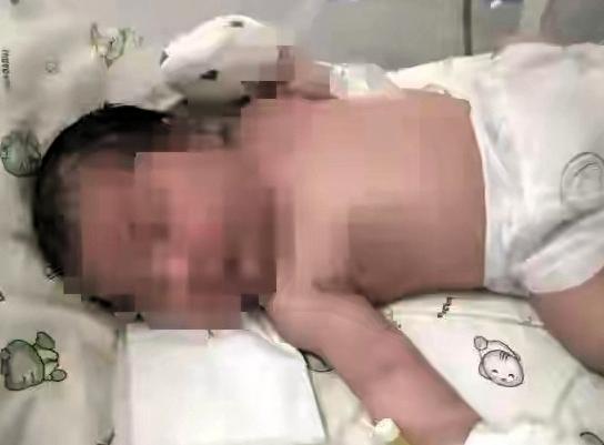 不生也是一种善良！湖北咸宁，一53岁男子和37岁女友同居，女友生下8斤的女儿，可