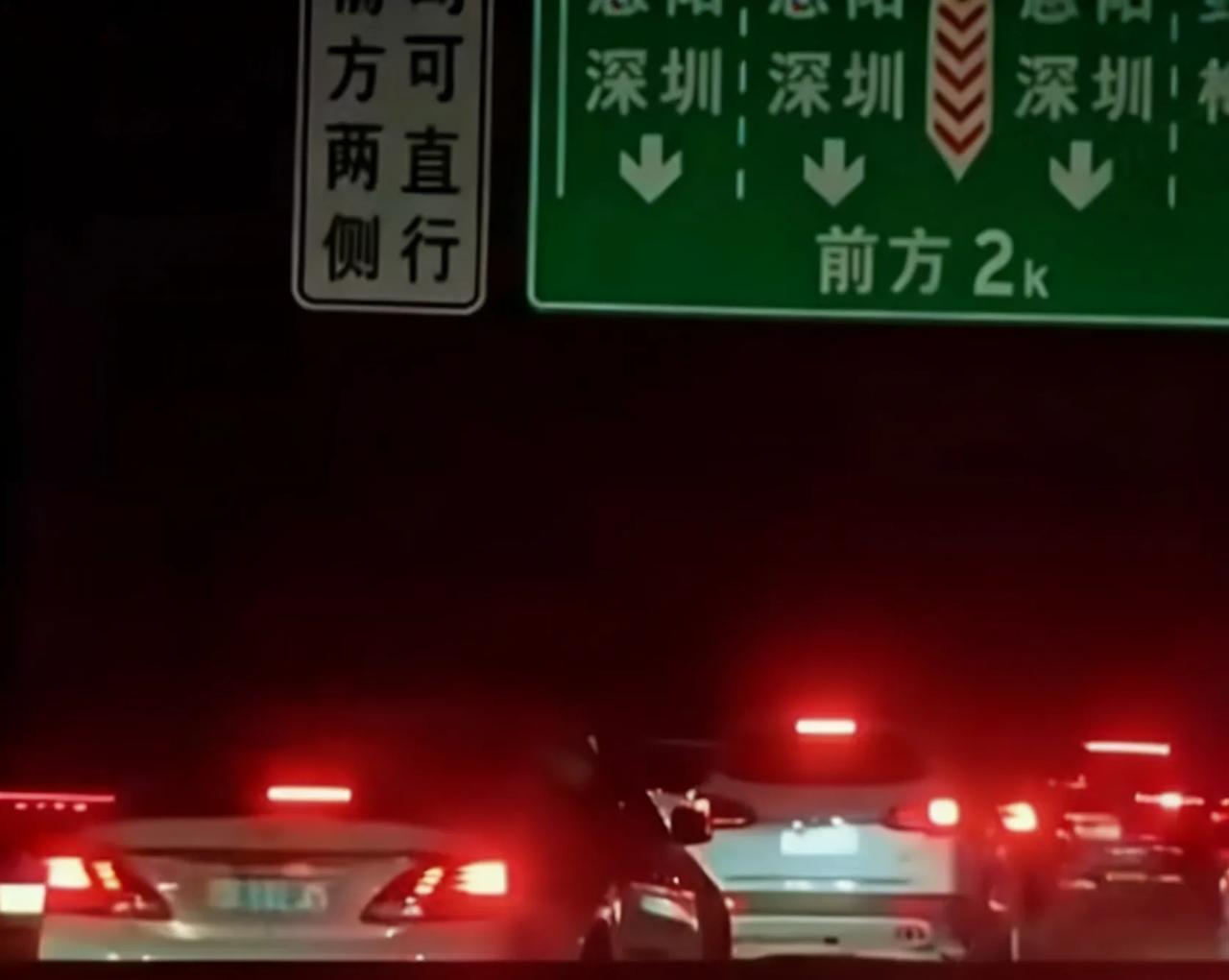 半夜起身想避堵，结果全是大聪明，为何越错峰越堵？你敢信吗？凌晨3点半起床，