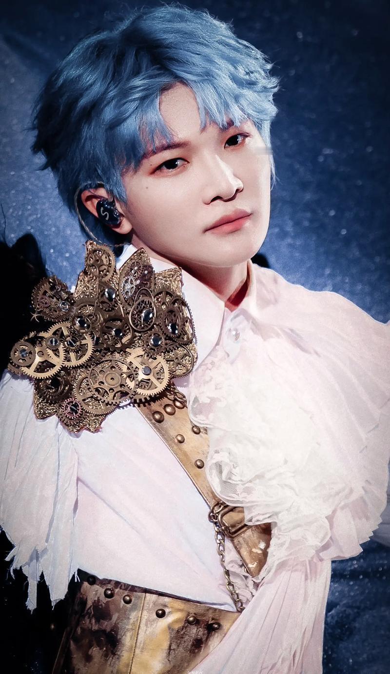 周深凭《光亮》杀疯了，但别急着封神。我得说，这哥们儿的商业价值确实顶，从欧莱雅