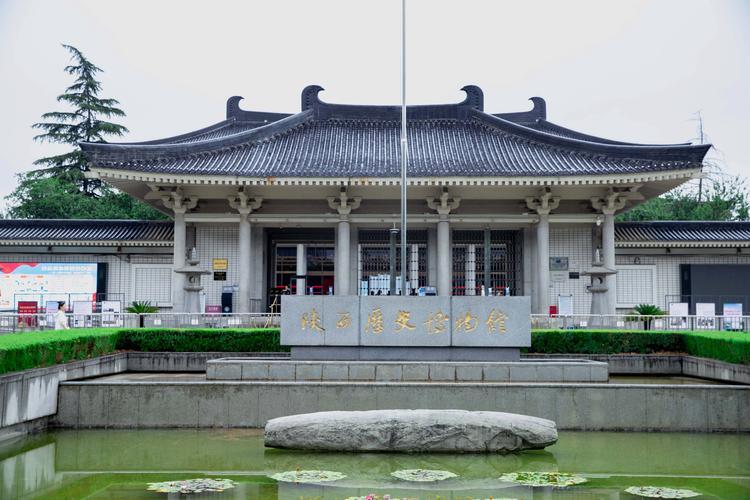 西安不只古迹古建，还有大量的仿古建筑，今天盘点西安十大现代化仿古建筑：1.陕