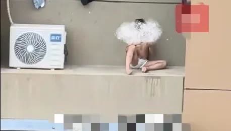 7月9日下午，南京市雨花台区平治南苑小区一名男童从24楼家中爬出窗外，坐在仅半米